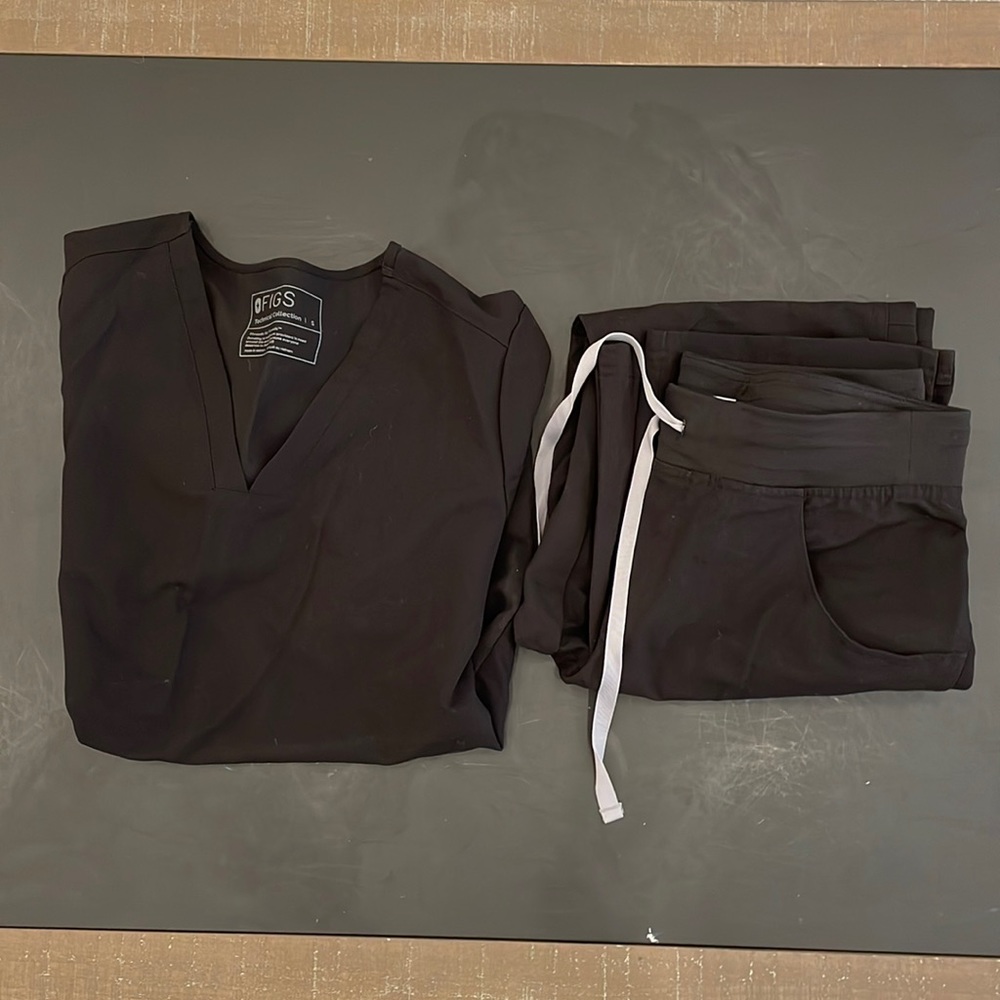 Figs size small black scrub set